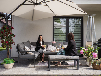 SADA HLINÍKOVÝCH NÁBYTKŮ (ROHOVÁ SOFA + PUFA + STOLÍK) ŠEDÁ + ŠEDÉ POLŠTÁŘE *9422