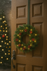 Vianočný veniec LED 40 cm 40 L zelený s osvetlenými šiškami na batérie *9669