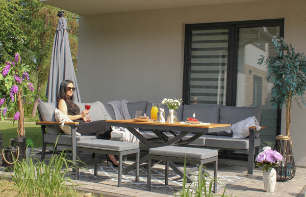 ALUMINIOVÝ TEAKOVÝ ZÁHRADNÝ NÁBYTOK (ROHOVÁ SOFA + STOL + 2 TABURETY) ANTRACITOVÁ + ŠEDÉ VANKÚŠE *0411