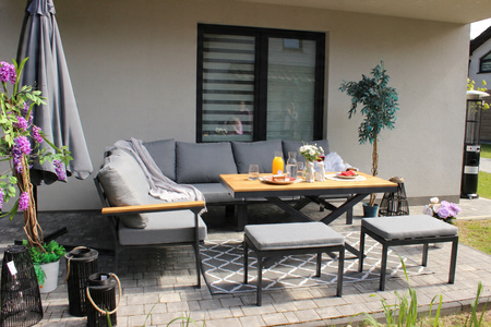HLINÍKOVÝ TEAKOVÝ ZÁHRADNÝ NÁBYTOK (ROHOVÁ SOFA + STÔL + 2 TABURETY) ANTRACITOVÁ + ŠEDÉ VANKÚŠE *0411