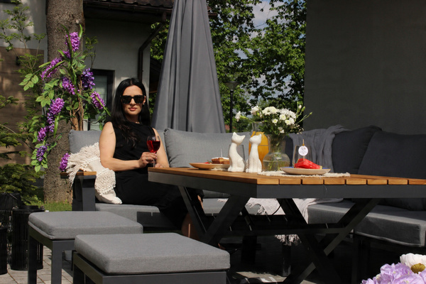 HLINÍKOVÝ TEAKOVÝ ZÁHRADNÝ NÁBYTOK (ROHOVÁ SOFA + STÔL + 2 TABURETY) ANTRACITOVÁ + ŠEDÉ VANKÚŠE *0411