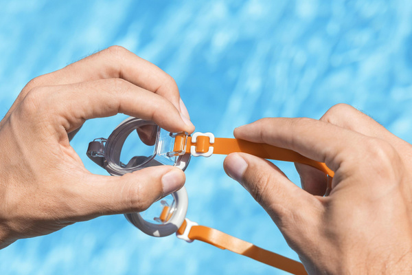 (one pair of goggles, 3 assorted colors)