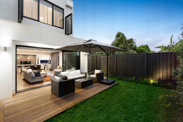 ZÁHRADNÝ PARASOL "ROMA" 3 x 3 M BEŽOVÝ S POKROVCOM