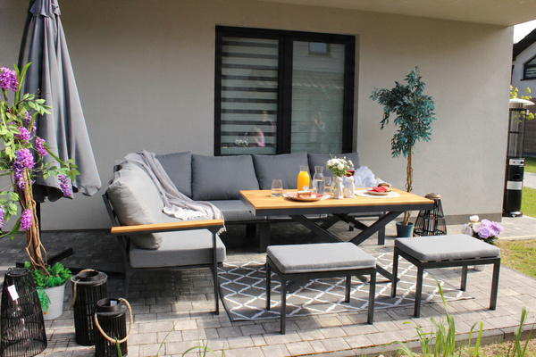 ZESTAW MEBLI OGRODOWYCH ALUMINIOWYCH TEAKOWYCH (SOFA NAROŻNA + STÓŁ + 2 TABORETY) ANTRACYT + SZARE PODUSZKI