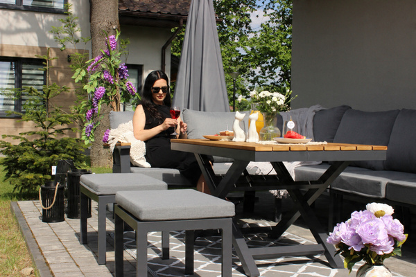 ALUMINIOVÝ TEAKOVÝ ZÁHRADNÝ NÁBYTOK (ROHOVÁ SOFA + STOL + 2 TABURETY) ANTRACITOVÁ + ŠEDÉ VANKÚŠE *0411