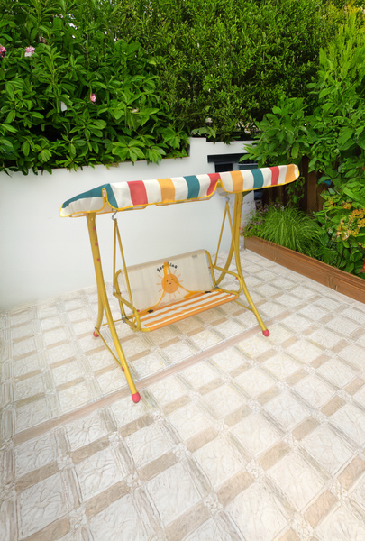 TWO-SEATER GARDEN SWING 117 x 73 x 107 CM WITH A CAP