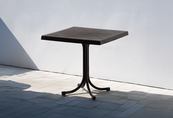 RATTAN GARDEN TABLE ON ONE LEG 80 X 80 X 73 CM BROWN