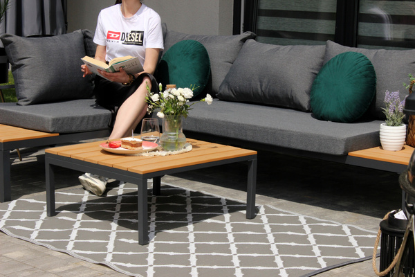 SADA HLINÍKOVÉHO NÁBYTKU (ROHOVÁ SOFA + STOLEK) ŠEDÁ + ŠEDÉ POLŠTÁŘE *8137