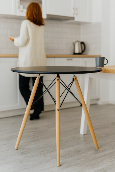 STÓŁ OKRĄGŁY NA DREWNIANYCH NOGACH - CZARNY *1187