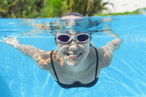 SWIM GOGGLES WITH COLORED LENSES