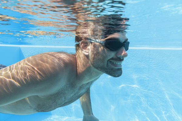 SWIM GOGGLES WITH COLORED LENSES