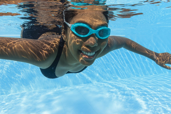 SWIM GOGGLES WITH COLORED LENSES