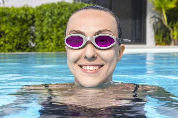 SWIM GOGGLES WITH COLORED LENSES