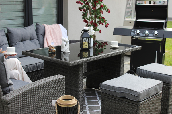 SET DE MOBILIER PENTRU GRĂDINĂ (CANAPEA PE COLȚ, 2 PUFURI, MESA) - GRI, PERNE - GRI *3453