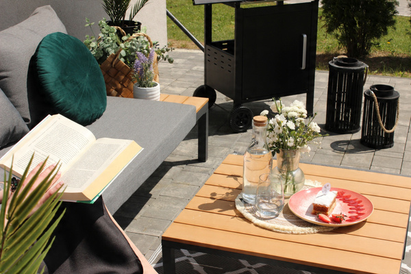 SADA HLINÍKOVÉHO NÁBYTKU (ROHOVÁ SOFA + STOLEK) ŠEDÁ + ŠEDÉ PODUŠKY *8137