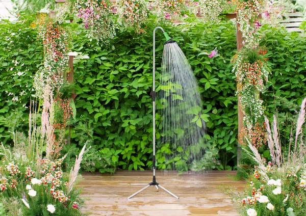 Zahradní sprcha na trojnožce