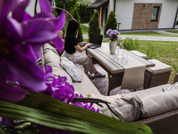 ZESTAW MEBLI OGRODOWYCH "CESME" NAROŻNIK + STÓŁ+ 2 PUFY