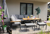 HLINÍKOVÝ TEAKOVÝ ZÁHRADNÝ NÁBYTOK (ROHOVÁ SOFA + STÔL + 2 TABURETY) ANTRACITOVÁ + ŠEDÉ VANKÚŠE *0411