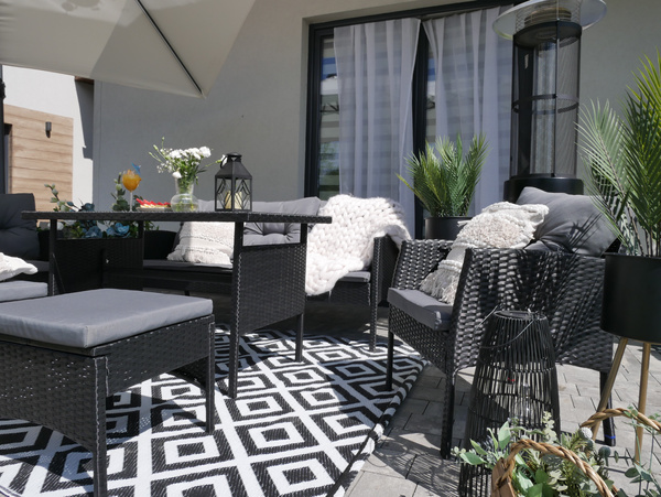 ZESTAW MEBLI RATTANOWYCH (SOFA, 2 KRZESŁA, 2 PUFY, STOLIK) - CZARNY, PODUSZKI - SZARY *7541