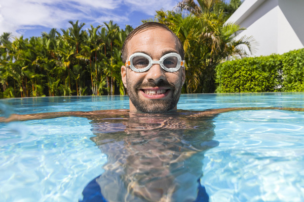 (one pair of goggles, 3 assorted colors)