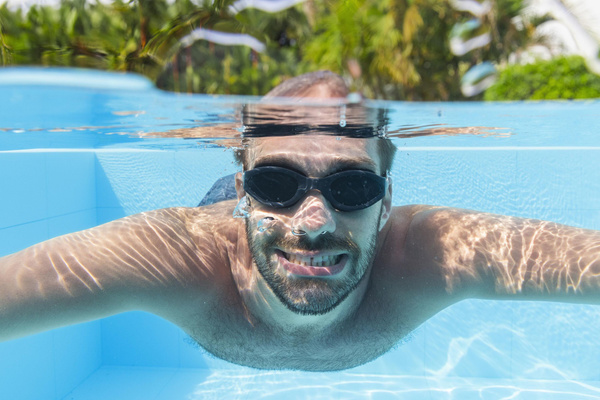 SWIM GOGGLES WITH COLORED LENSES
