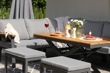 HLINÍKOVÝ TEAKOVÝ ZÁHRADNÝ NÁBYTOK (ROHOVÁ SOFA + STÔL + 2 TABURETY) ANTRACITOVÁ + ŠEDÉ VANKÚŠE *0411