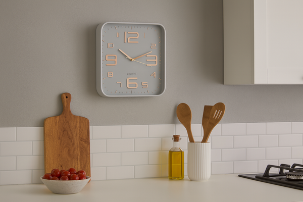 ZEGAR WISZĄCY KWADRATOWY 30,2 x 30,2 x 4,3 CM BEŻOWY/NIEBIESKI ZE ZŁOTYMI CYFRAMI *5562