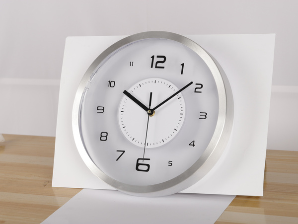 ZEGAR WISZĄCY OKRĄGŁY 30,5 x 30,5 x 4,3 CM BIAŁY ZE SREBRNĄ RAMKĄ *4672