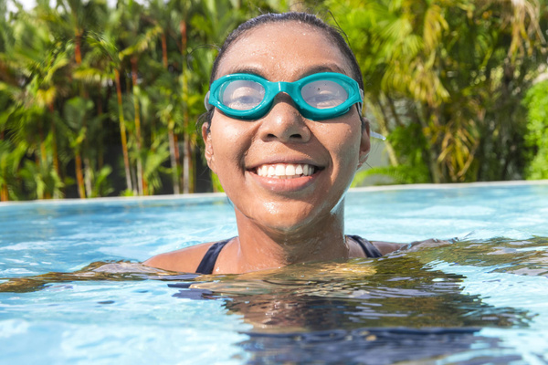 SWIM GOGGLES WITH COLORED LENSES