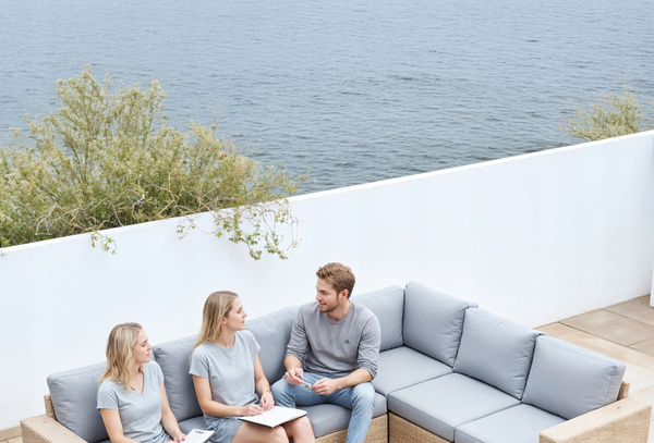 SADA NÁBYTKU Z RATTANU "BERNO" (ROHOVÁ SOFA + 2 PUFY + STŮL) BEŽOVÁ + ŠEDÉ POLŠTÁŘE *9576