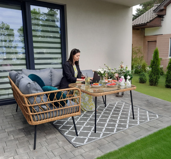 ZESTAW MEBLI OGRODOWYCH (SOFA NAROŻNA, STOLIK) - BRĄZOWY, PODUSZKI - SZARY *3354