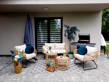 Set de mobilier de grădină (canapea, 2 scaune, 2 mese) - maron, perne - gri *7534