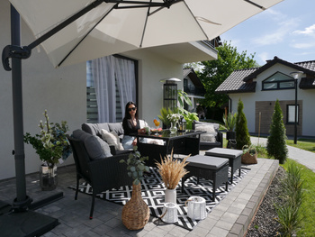 SADA RATANOVÉHO NÁBYTKU (RÚT, 2 STOLI, 2 PUFA, STOLOVÝ) - ČIERNA, VANKÚŠE - ŠEDÁ *7541